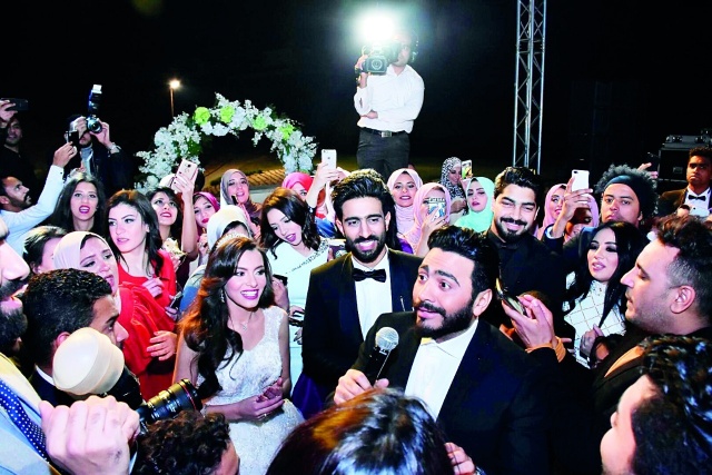 مشاهير دخلوا القفص الذهبي... أحدهم تزوّج سرّاً والآخر بثّ زواجه مباشرةً