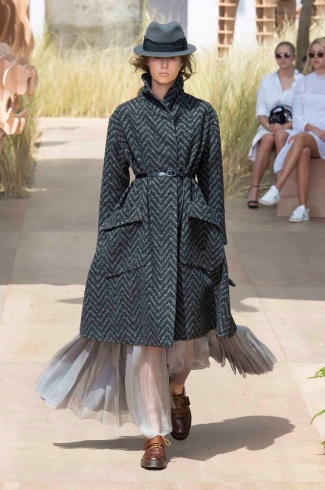 christian_dior_hcaw1718_007738034.inarticleLarge.jpg