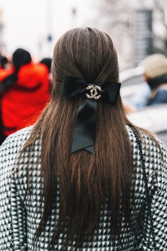 x6hng3-l-610x610-hairaccessory-fashionweek2017-tumblr-fashionweekstreetstyle-streetstyle-longhair-hairbow-chanel-brunette-hairstyles-coat-printedcoat766306.inarticleLarge.jpg