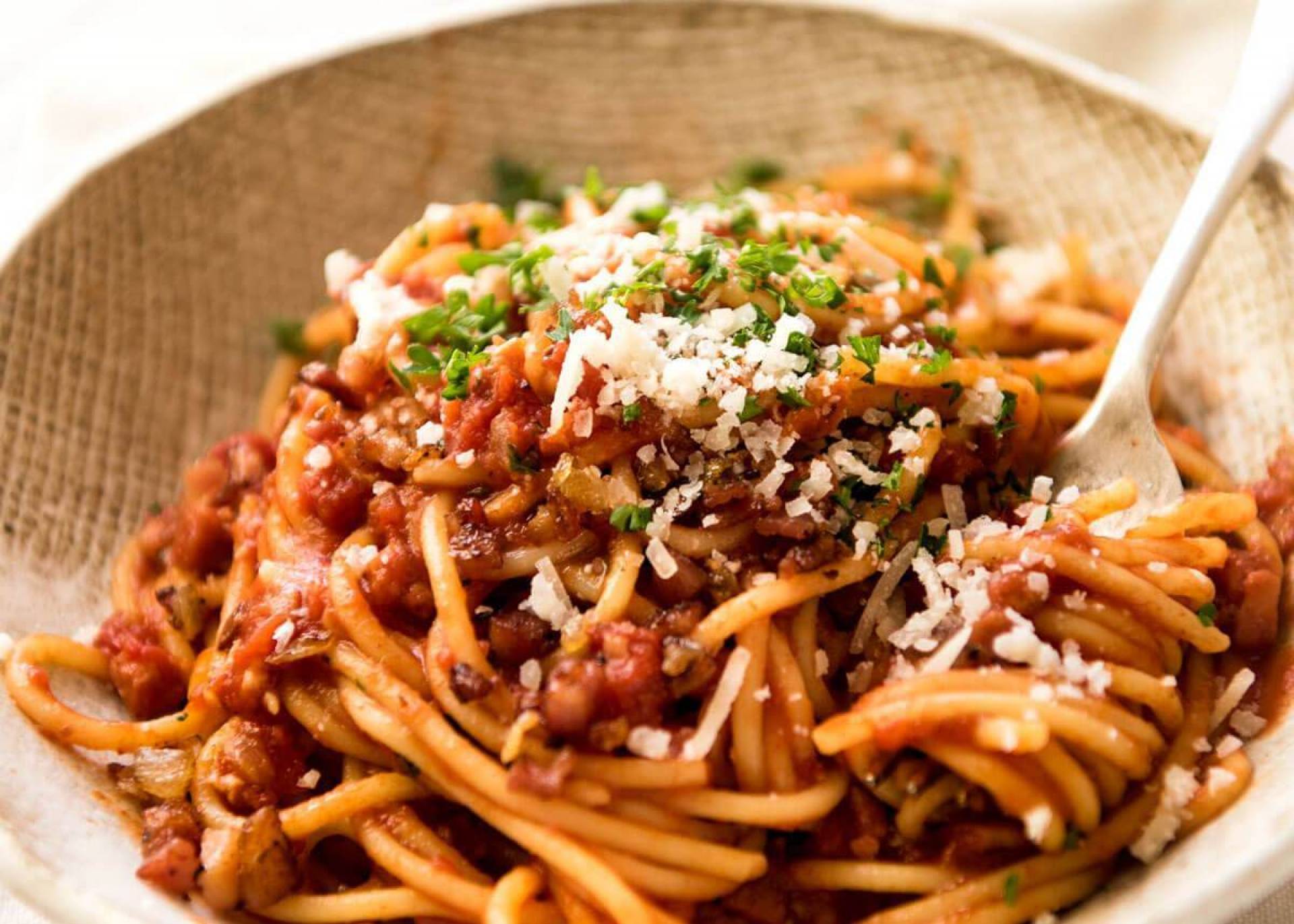 Паста с вешенками. Спагетти с вешенками. Макароны с луком. Спагетти с томатной пастой.