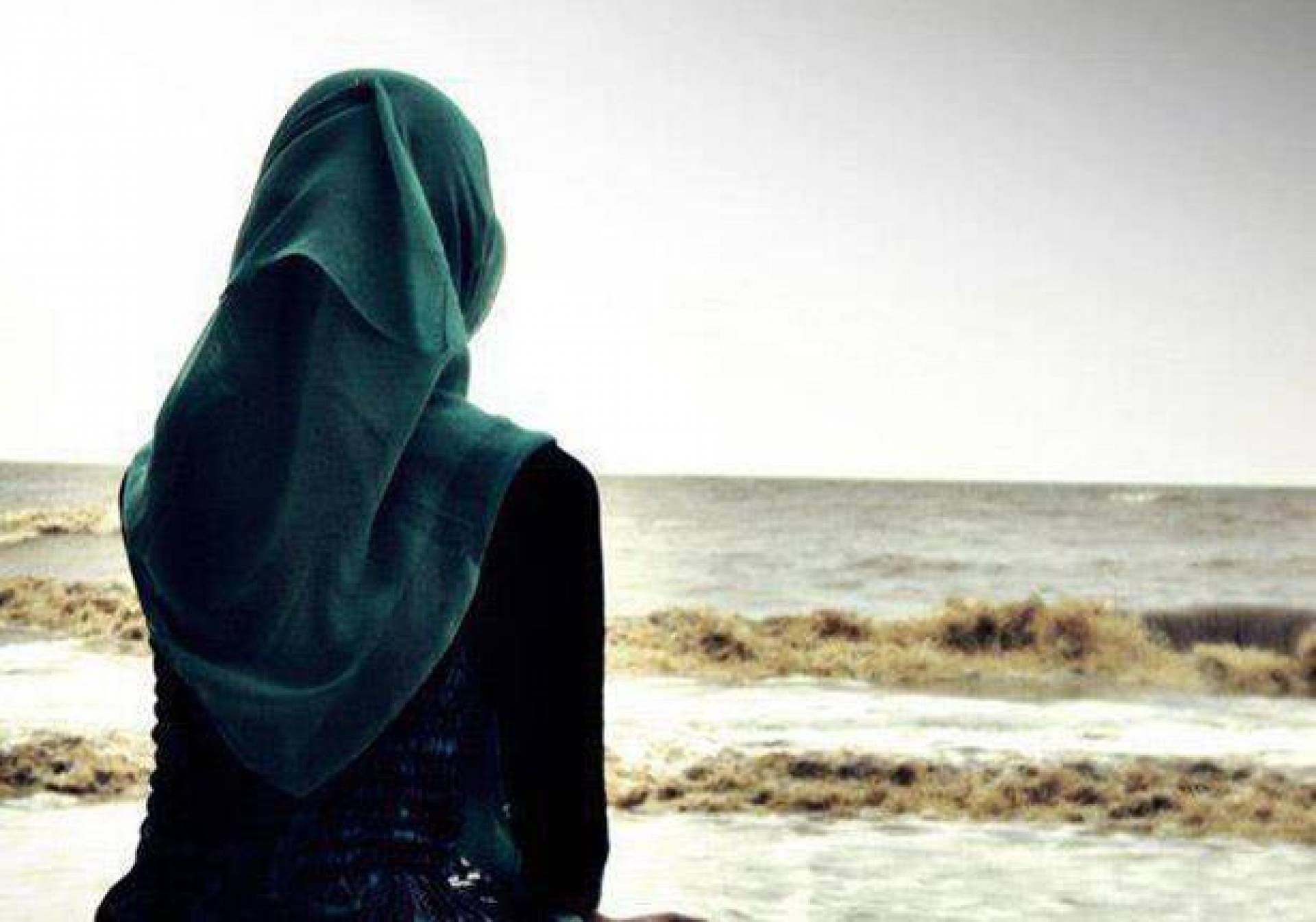 Мусульманка в зеленом платке со спины