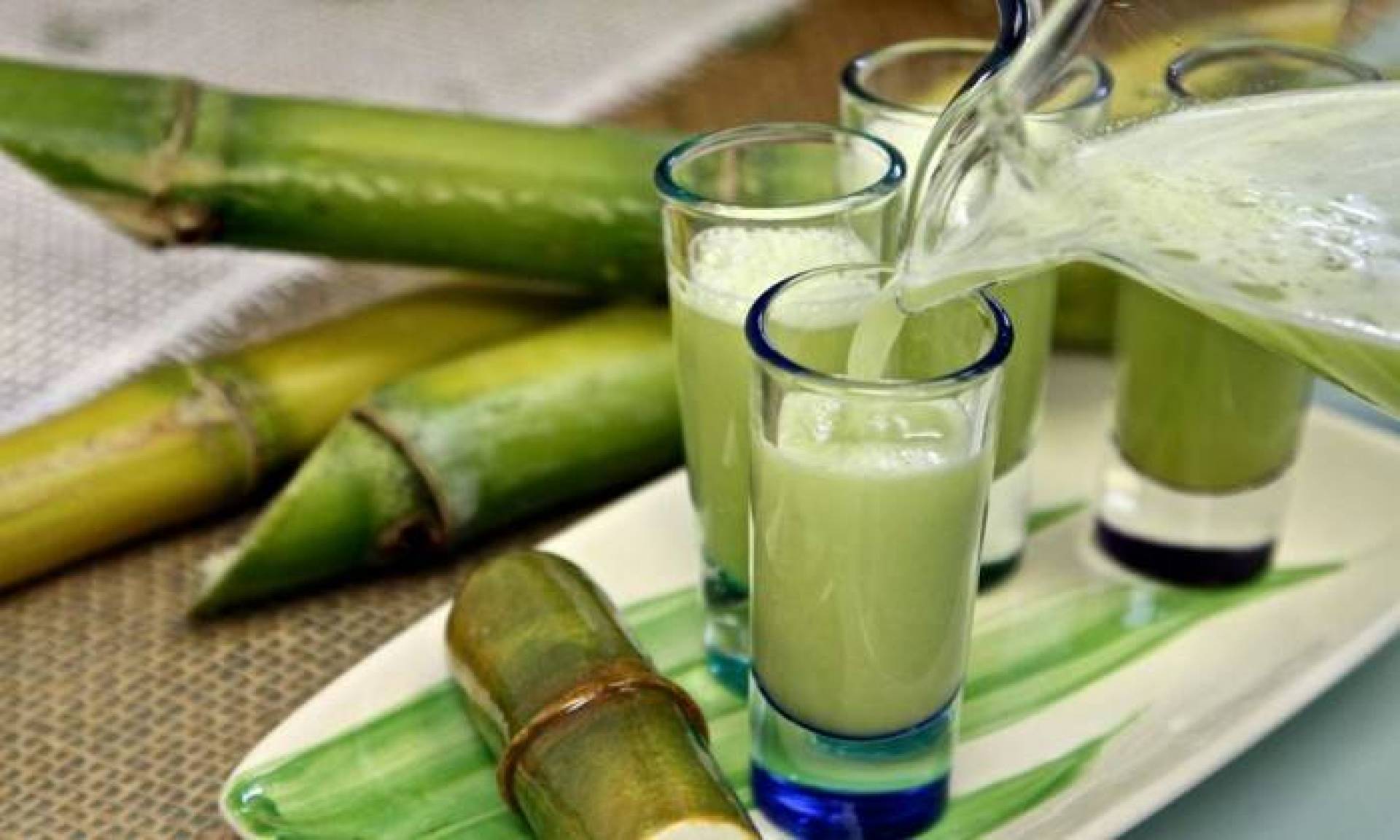 Сок сахарного тростника. Сок из сахарного тростника в Тайланде. Сок из тростника. Бамбуковый сок.