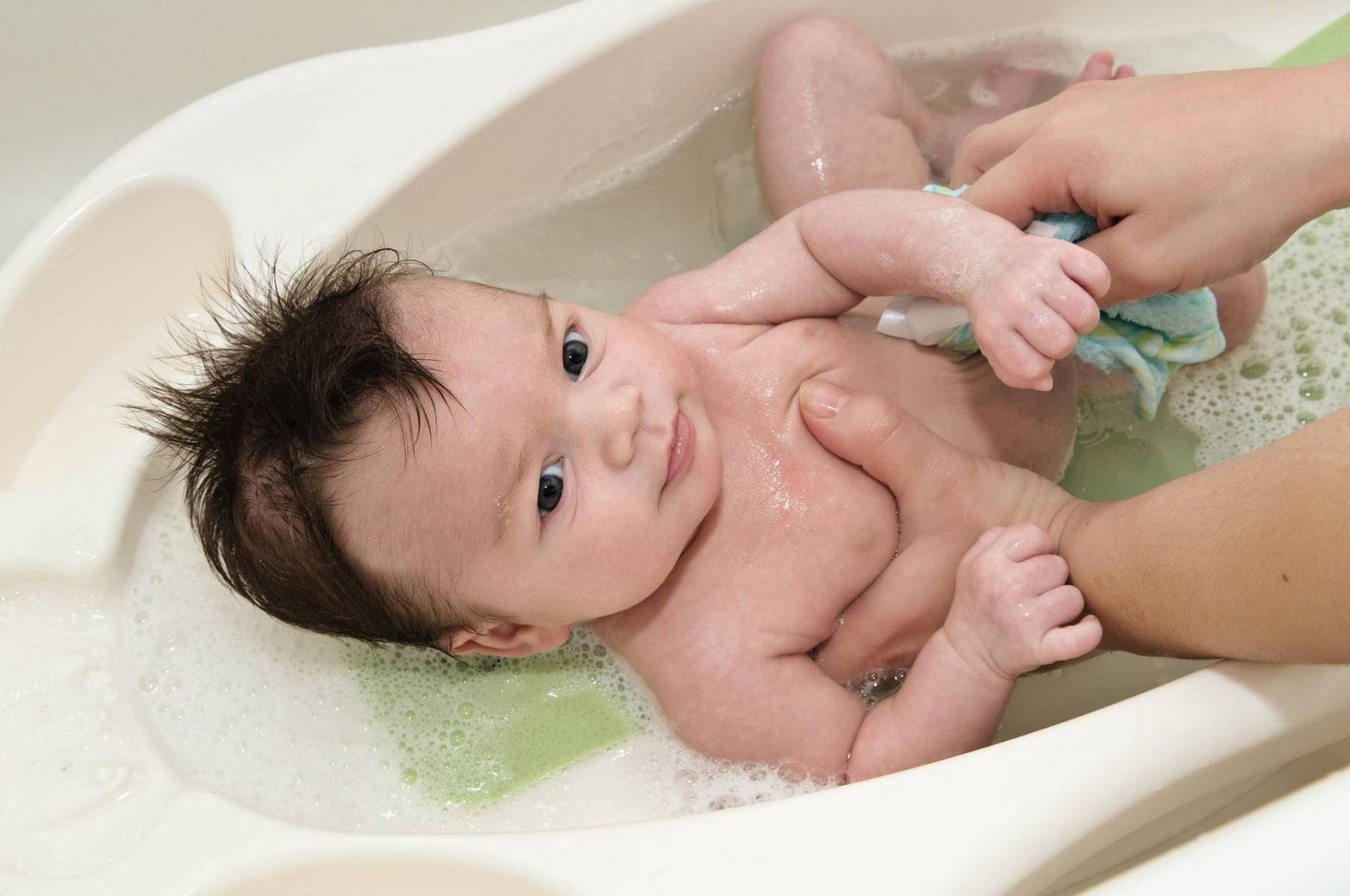 Как мыть новорожденного мальчика. Подмывание новорожденного. Методы купания новорожденного. Раковины для подмывания малышей.