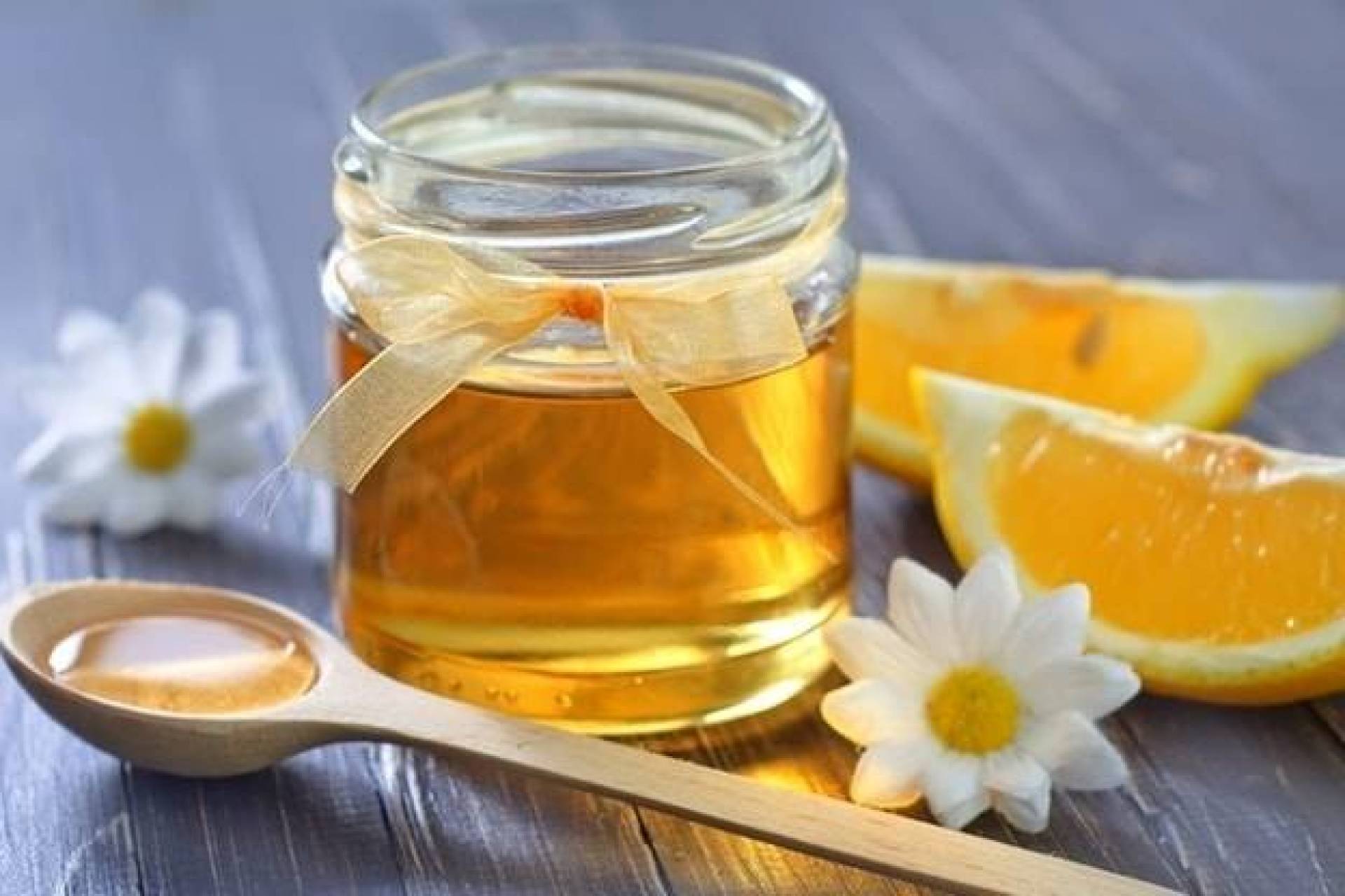 Вкушая вкусив мало меда. Мед. Мед с лимоном. Мед фото. Мёд картинки красивые.