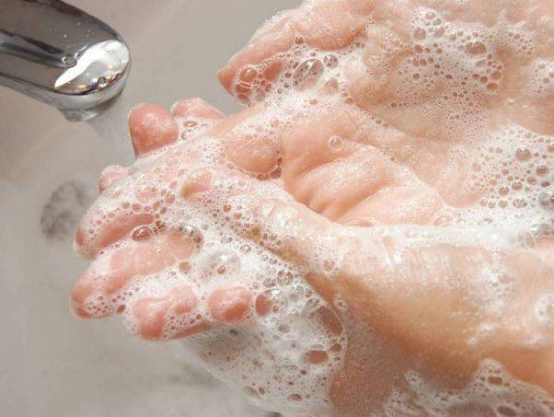 Мытье рук с мылом. Мыть настоящее время. Жидкость для мытья раковины. Мужские руки моют. Помыть руки.