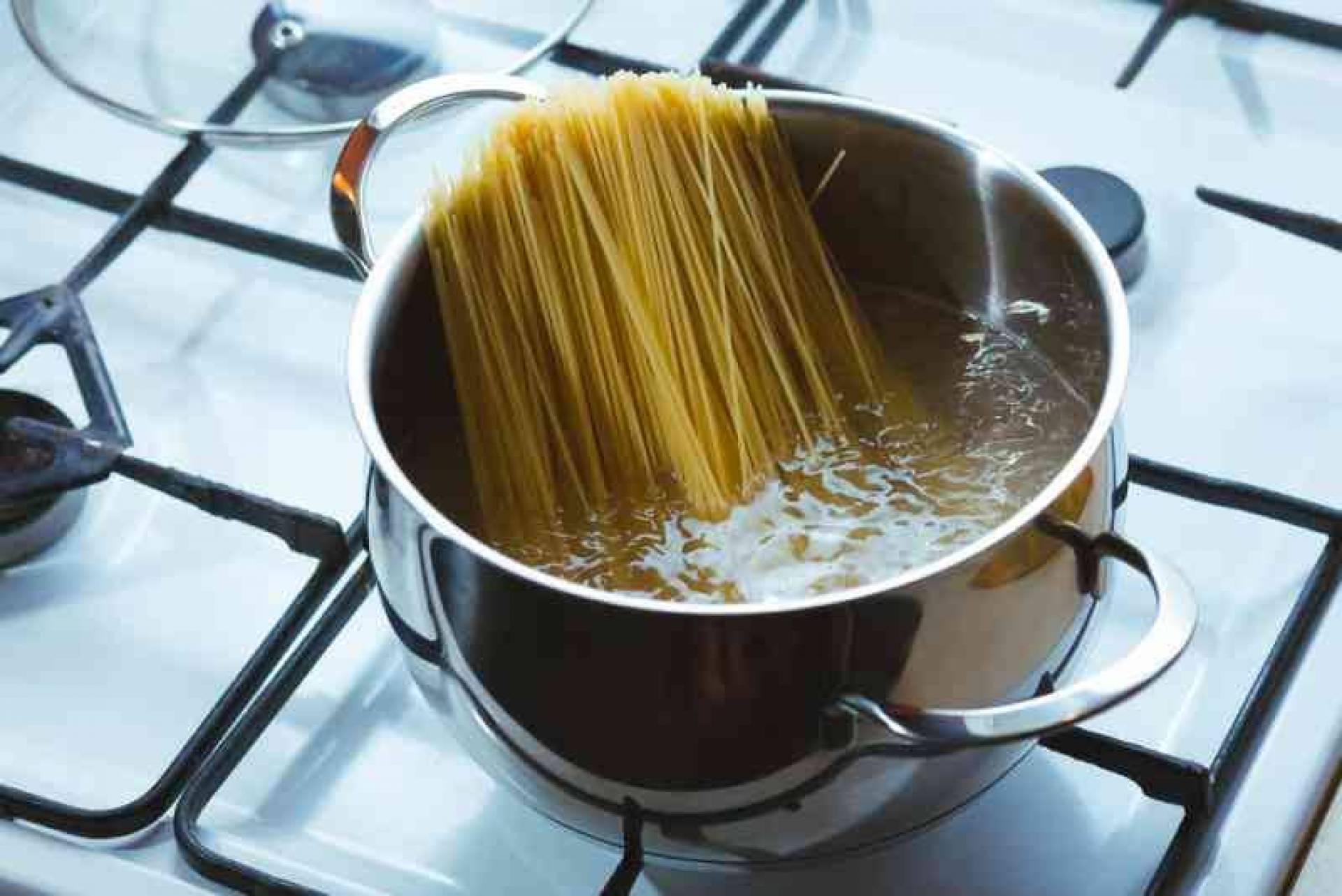 Промывать лапшу. Макароны в кастрюле. Кастрюля для спагетти. Спагетти вареные. Отварить спагетти.