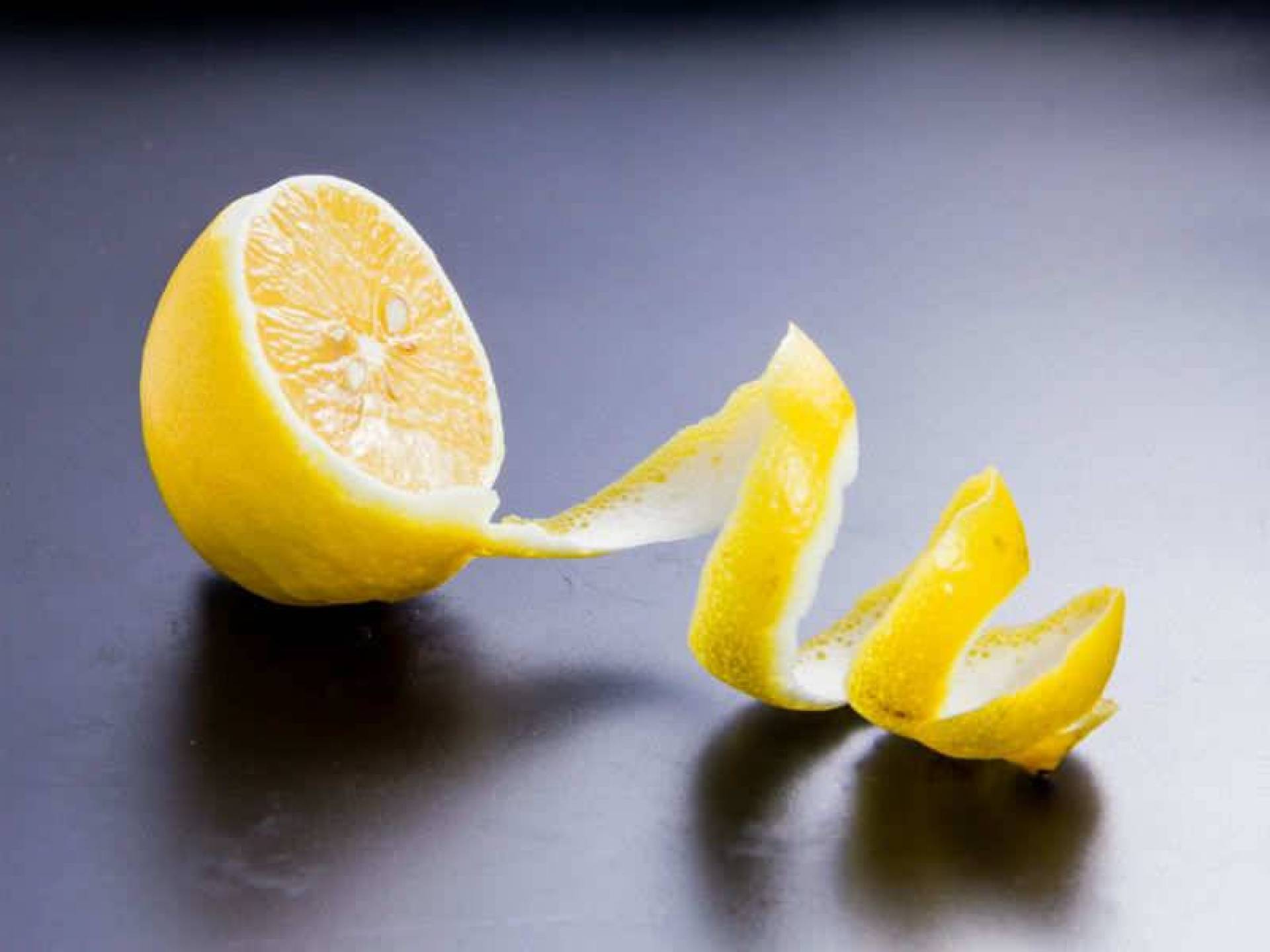 Как отмыть лимон. Лимон. Лимонная кожура. Ломтик лимона. Разрезанный лимон.