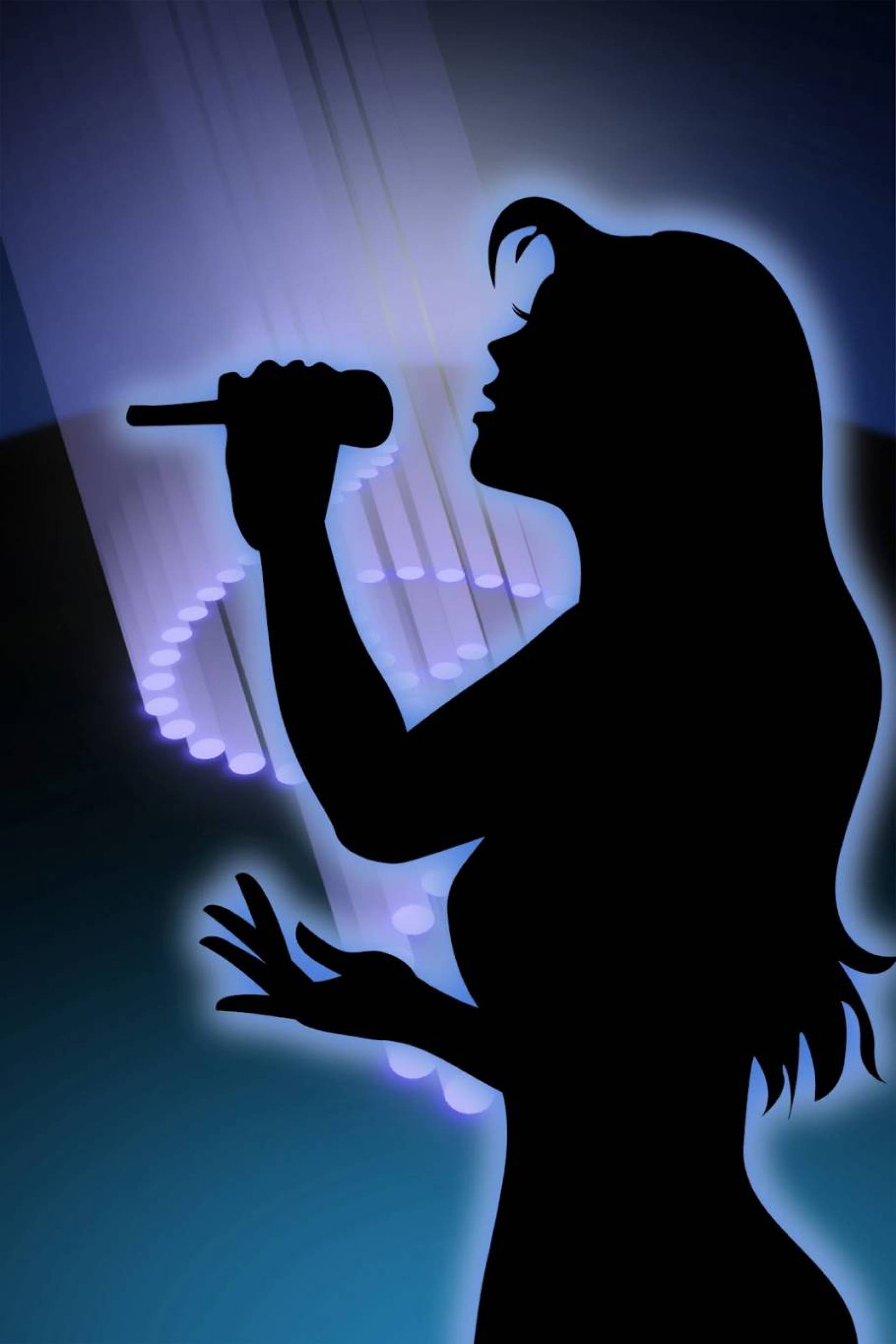 Я пою в темноте. Пение девушки. Девушка поет. Девушка с микрофоном. Силуэт поющей девушки.