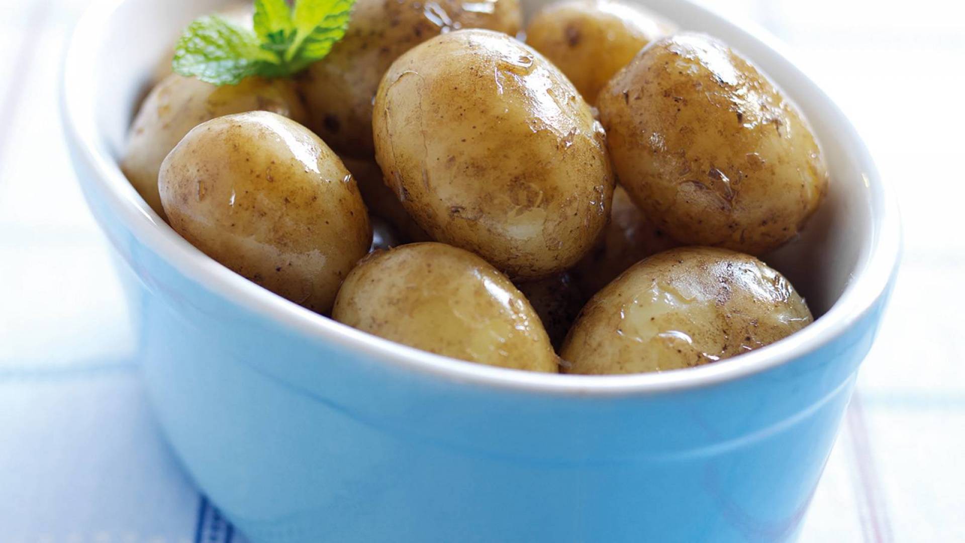 В картофеле есть вода. Картошка в мундире. Вареная картошка в мундире. Картофель отварной в мундире. Картошечка в мундире.