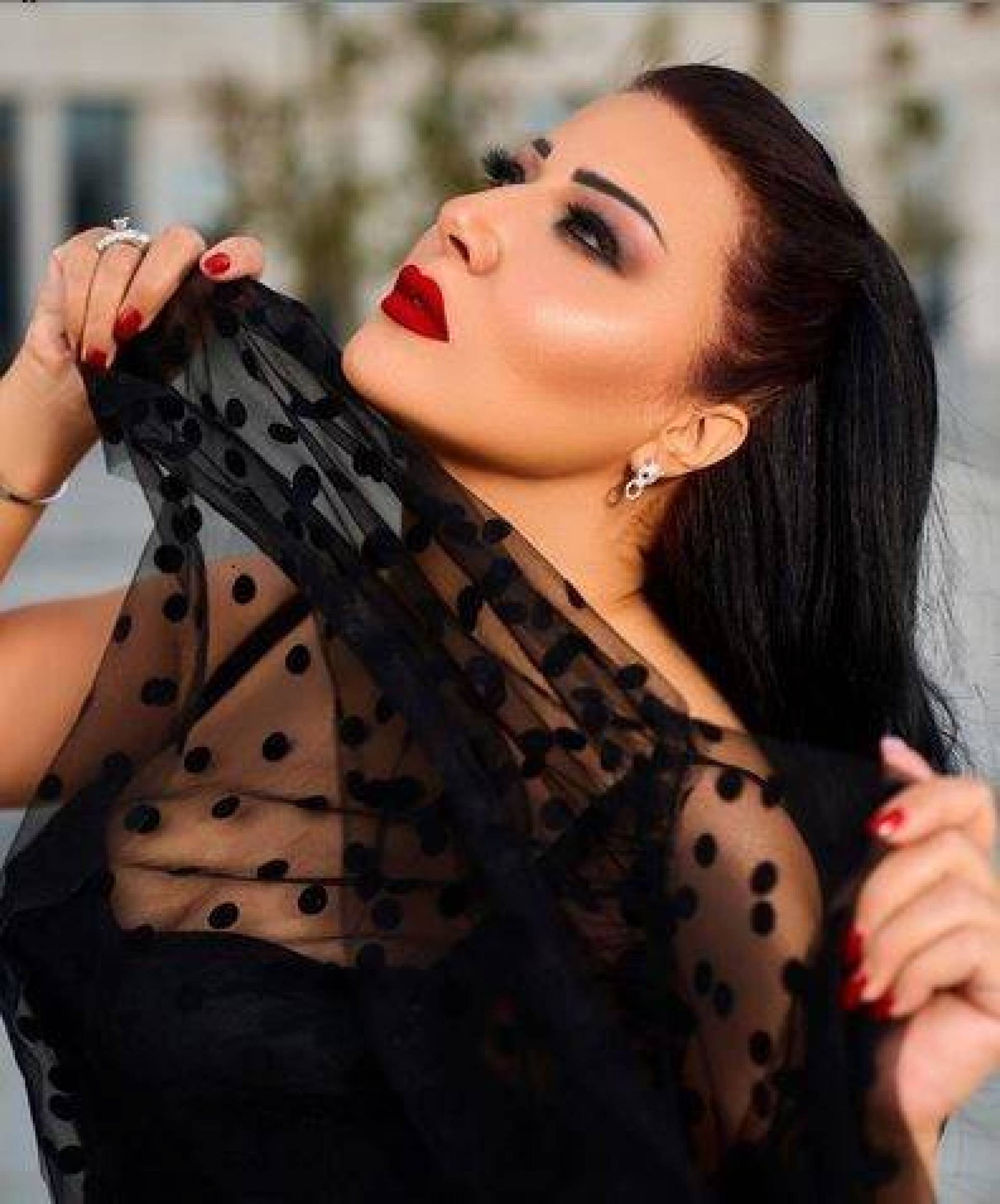 بالصور - سمية الخشاب تتعرض للإنتقاد بعد ظهورها بروب الاستحمام | Laha  Magazine