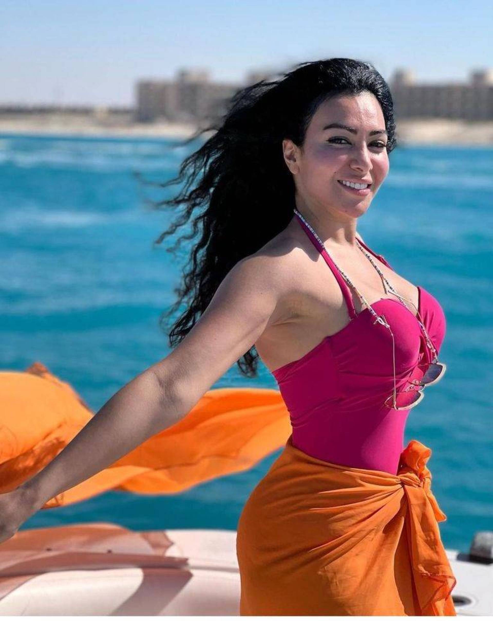 ميرهان حسين تُحدث ضجة بما قالته عن صورها على الشاطئ | شوفي نيوز