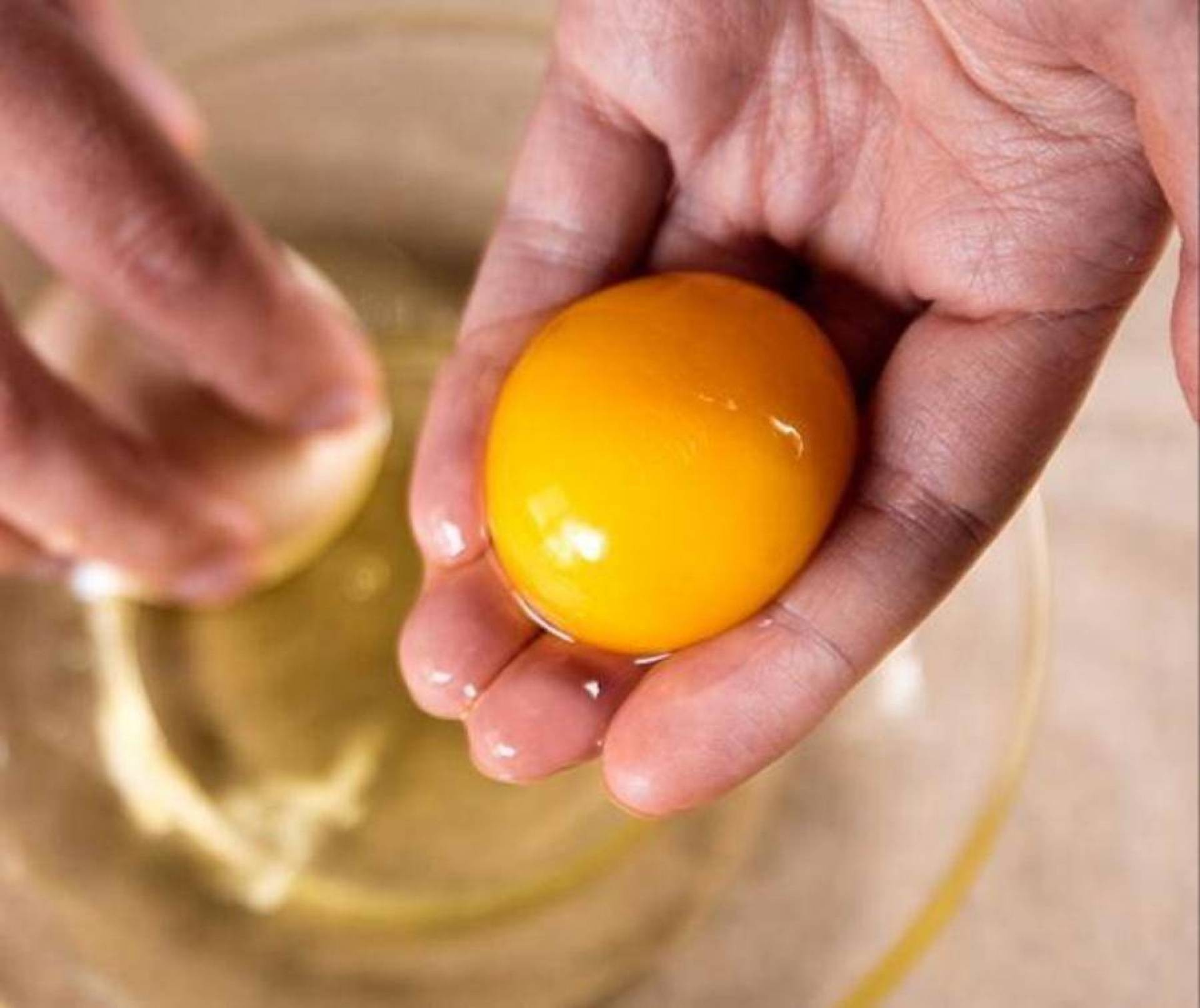Смазывать яйца маслом. Яичный желток. Желток в руке. Волшебное яйцо желток. Анимация яичный желток.