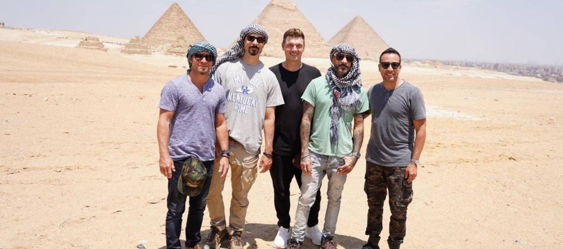 بالصور - فريق Backstreet Boys في الأهرامات قبل حفله في مصر | Laha Magazine