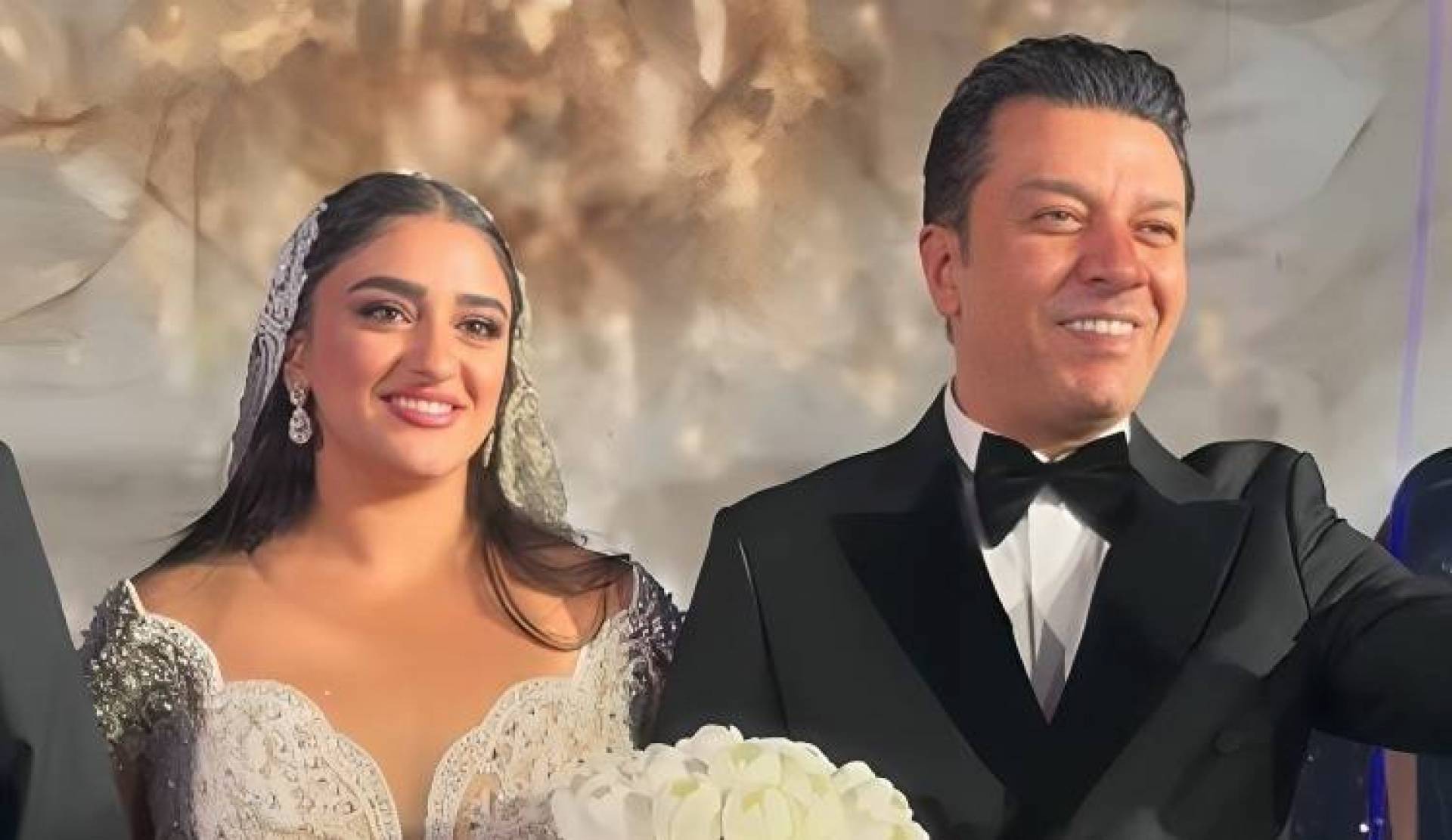 Vidéo et photos – Mustafa Kamel a été ému par le mariage de sa fille et les stars de la chanson ont enflammé la fête