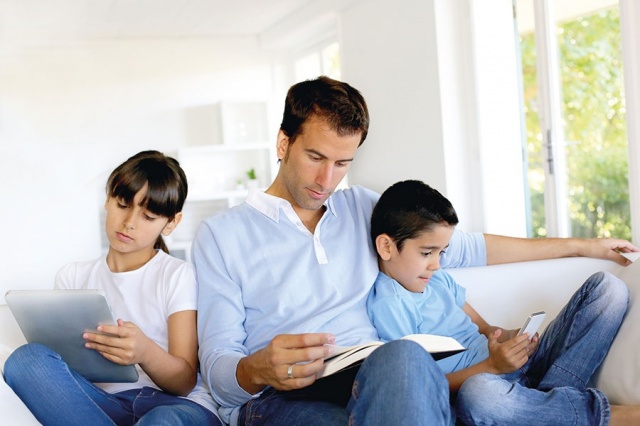 الكتاب الورقي أم الكتاب الإلكتروني...أيّهما أفضل لابني؟ 1 الكتاب الورقي أم الكتاب الإلكتروني...أيّهما أفضل لابني؟